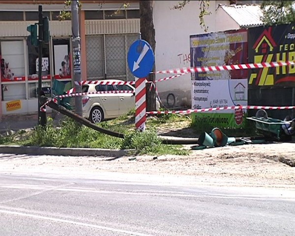 Ξεκόλλησε φανάρι στην Λάρισα και έπεσε πάνω σε αυτοκίνητο (pics)