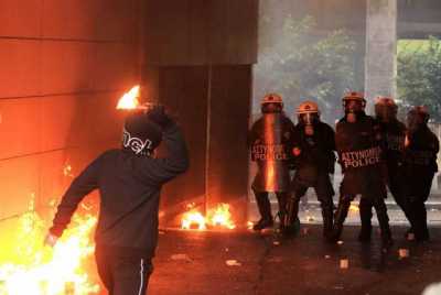 Επίθεση με μολότοφ σε διμοιρία των ΜΑΤ, στα Εξάρχεια