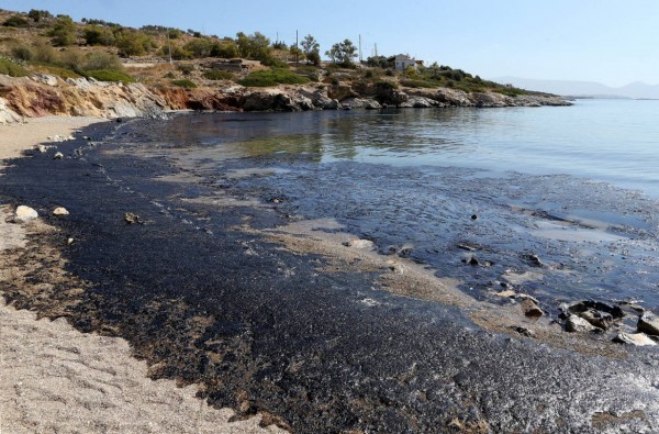 Μαύρες ακτές αντικρίζουν από το πρωί οι κάτοικοι της Σαλαμίνας