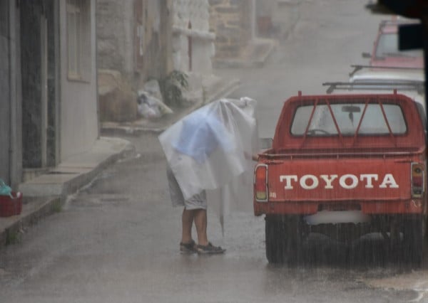 Σοβαρά προβλήματα στα Φάρσαλα από το χαλάζι και την βροχή