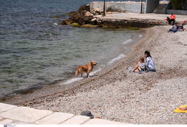 Στον Φλοίσβο για την πρώτη βουτιά του καλοκαιριού οι Αθηναίοι