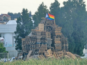 Αντί για τον Ιούδα, έκαψαν σημαίες της ΛΟΑΤΚΙ κοινότητας στην Κύπρο