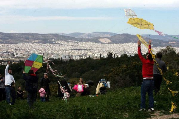 Καιρός Καθαρά Δευτέρα: Αλλού βροχές και αλλού ήλιος - Πού θα πνέουν ισχυροί άνεμοι