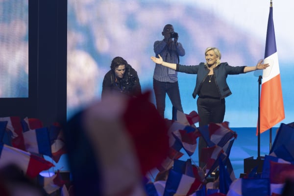 Ύστατη προσπάθεια: Γάλλοι υποψήφιοι «θυσιάζονται» για να απομακρύνουν την ακροδεξιά από την εξουσία