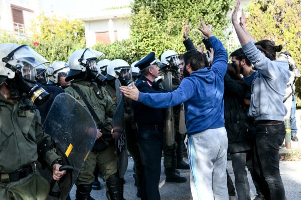 Κλειστή η λεωφόρος Ποσειδώνος στο Καβούρι - Επεισόδια με φοιτητές και ΜΑΤ (φωτο)