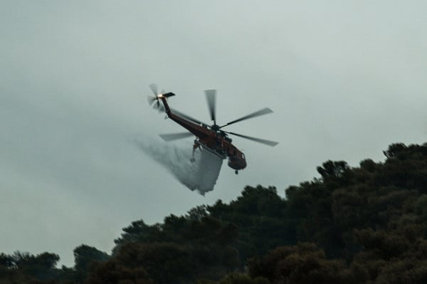 Φωτιά στο Μαρκόπουλο - Ενισχύονται οι δυνάμεις της Πυροσβεστικής