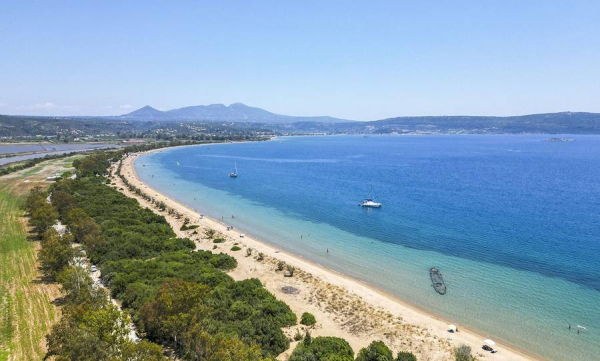 Η Χρυσή Ακτή στη Μεσσηνία και η λίμνη με τα γαλαζοπράσινα νερά (βίντεο)