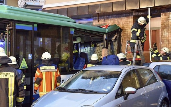 Σχολικό λεωφορείο «καρφώθηκε» σε κτίριο - 21 παιδιά τραυματίστηκαν στην Γερμανία