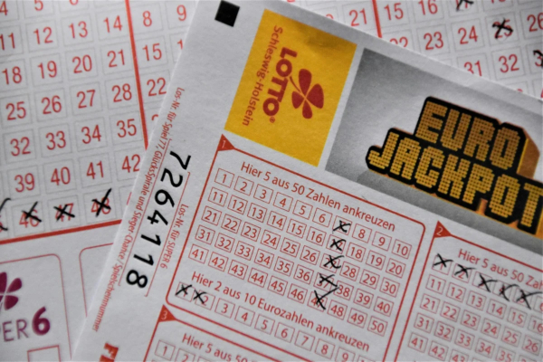 Eurojackpot 23/7/2024: Οι αριθμοί που κερδίζουν 32 εκατ. ευρώ