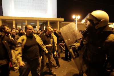 Ολοκληρώνεται ειρηνικά η 42η πορεία για το Πολυτεχνείο