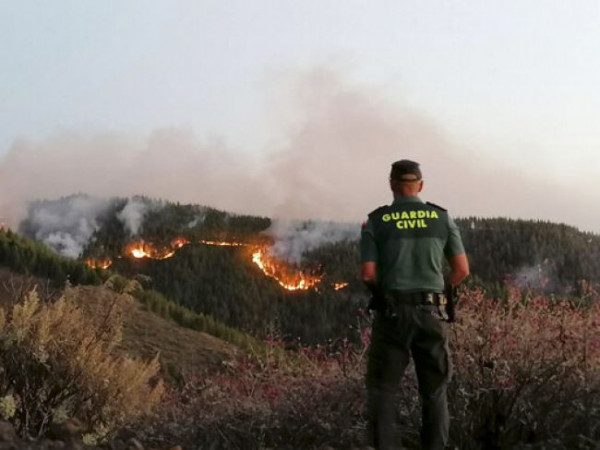 Υπό προσωρινή κράτηση ο άνδρας που φέρεται να προκάλεσε την πυρκαγιά στο Γκραν Κανάρια