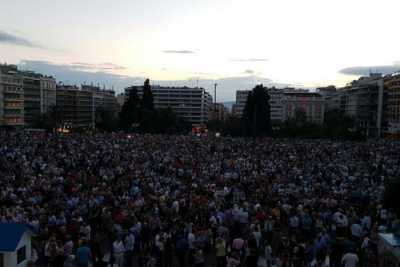 Φωνάζουν «Αρκετά» από την πλατεία Συντάγματος