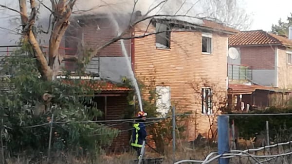 Θεσσαλονίκη: Φωτιά σε κεραμοσκεπή μονοκατοικίας στη Νέα Μηχανιώνα (pics)