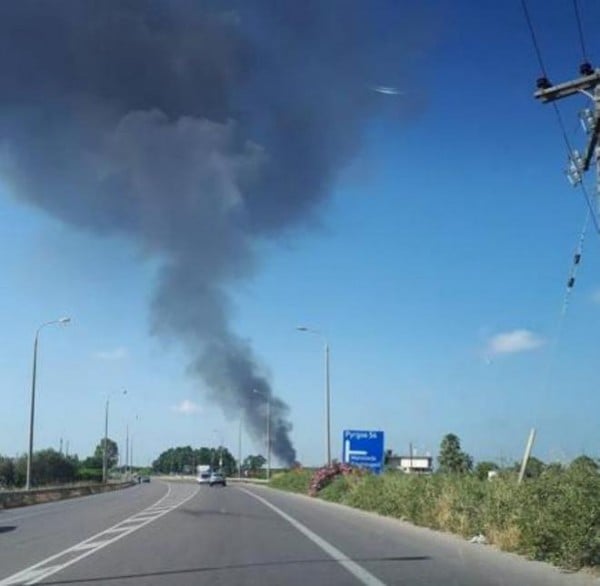 Μεγάλη φωτιά σε καταυλισμό εργατών στην Μανωλάδα - Ακούστηκαν εκρήξεις