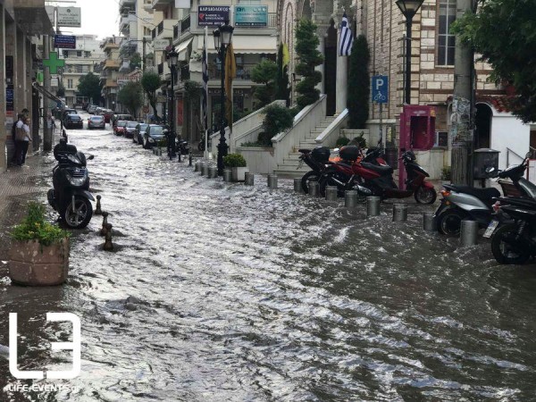 Aπίστευτες εικόνες στη Θεσσαλονίκη: Σε λίμνη μετατράπηκε η πλατεία Ευόσμου