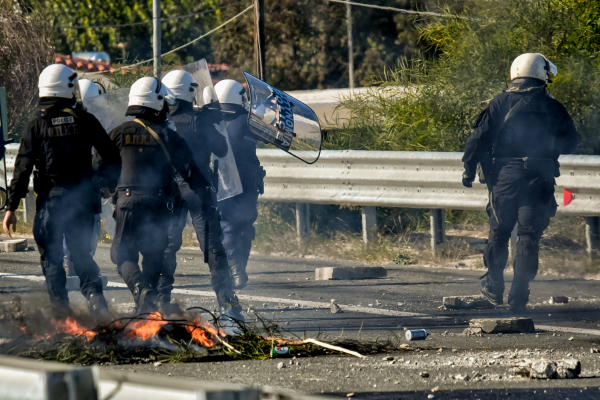 Πάτρα: Νέο μπλόκο από 50 Ρομά στην παραλία - Καίνε κάδους απορριμάτων και λάστιχα