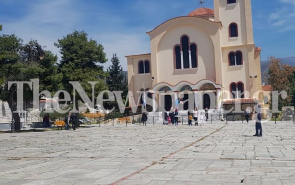 Κρυφτούλι σε εκκλησία στο Βόλο - Ανοιγόκλειναν την πόρτα για προσκύνημα στον επιτάφιο (pic &amp; vid)