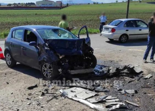 Σοκαριστικό τροχαίο με θύμα νεαρό άνδρα: Το ΙΧ του συγκρούστηκε με φορτηγό, εγκλωβίστηκε στα συντρίμμια (εικόνες)