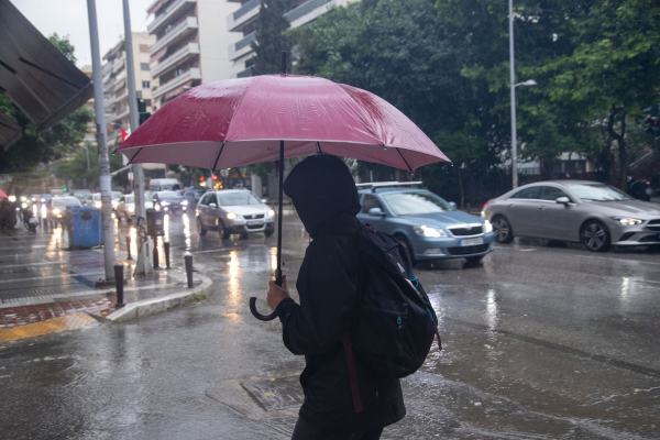 Κακοκαιρία: Η «Atena» σαρώνει την Αθήνα - Καταιγίδες και κεραυνοί τώρα (Βίντεο)