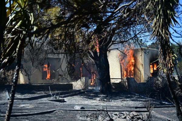 Μεγάλη φωτιά στην Κερατέα - Καίγονται σπίτια, εκκενώνονται οικισμοί