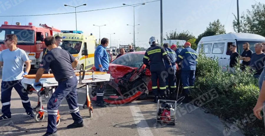 Σοβαρό τροχαίο με μετωπική δυο οχημάτων στην Πύργου - Πατρών: Τρεις τραυματίες στο νοσοκομείο (βίντεο - εικόνες)