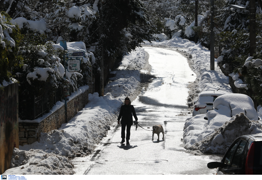 Κακοκαιρία: Εν αναμονή των αποφάσεων για τα σχολεία στην Αττική - Live η πορεία