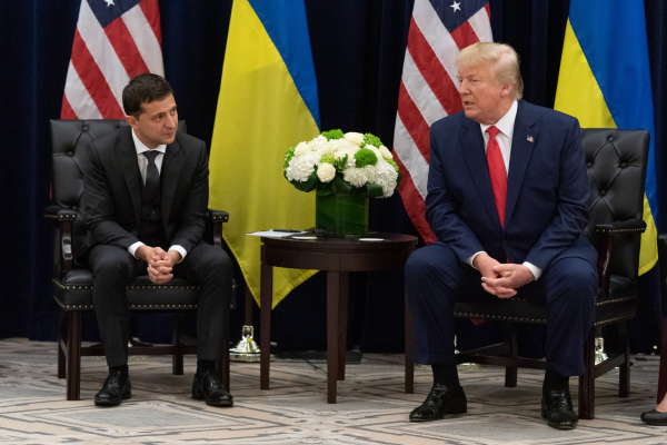 Ο Ζελένσκι «τρέμει» την επάνοδο του Τραμπ και υπαινίσσεται διαπραγματεύσεις με τη Ρωσία