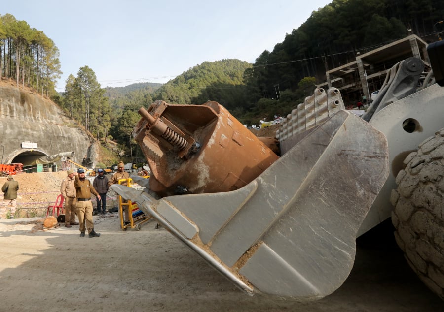 Πρώτη χαραμάδα ελπίδας για τους 41 εγκλωβισμένους εργάτες στα συντρίμμια σήραγγας στην Ινδία