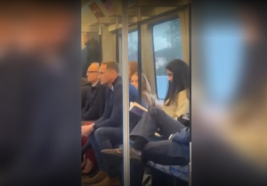 Η Κέιτ Μίντλετον και η πριγκίπισσα Σάρλοτ έκαναν βόλτα με το μετρό (Βίντεο)