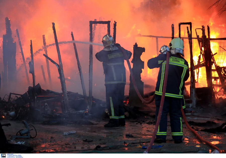 Φωτιά στην Μάνδρα: Εγκλωβισμένος 70χρονος στην Αγιά Σωτήρα, έκκληση από τον γιο του