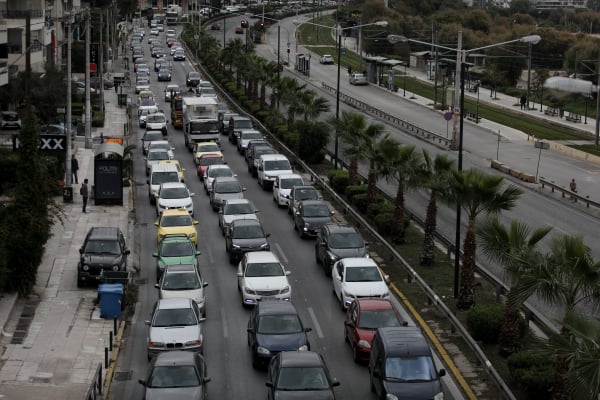 Μποτιλιάρισμα στην Εθνική Οδό εξαιτίας του χιονιά στα βόρεια προάστια