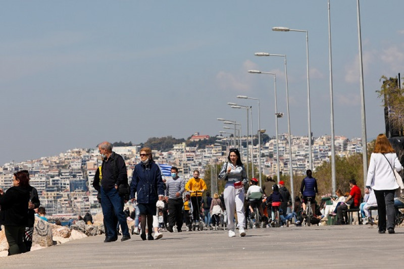 Καιρός 15/4: Μικρή πτώση της θερμοκρασίας, πού θα βρέξει