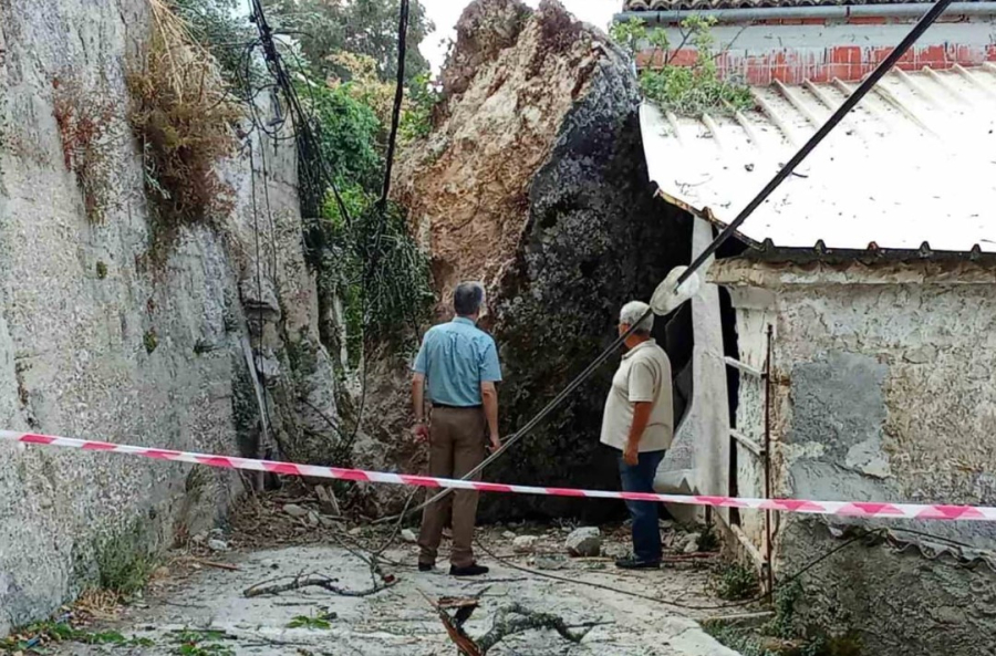 Τεράστιος βράχος έπεσε σε κεντρικό δρόμο χωριού στην Κέρκυρα - Εικόνες