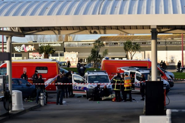 Τρόμος στη Γαλλία: Άνδρας ντυμένος νίντζα επιτέθηκε με ξίφος σε αστυνομικούς