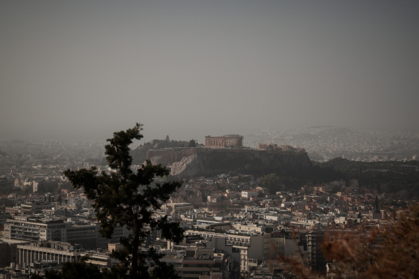 Αφρικανική σκόνη και λασποβροχές την Παρασκευή, τι καιρό θα έχει την 28η Οκτωβρίου