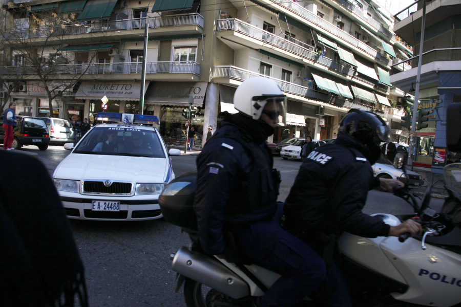 «Τι νομίζεις ότι κάνεις;»: Η ΕΛ.ΑΣ. καταδιώκει με Porsche μία BMW - Βίντεο