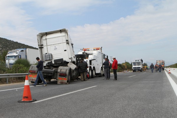 Λάρισα: Στη κυκλοφορία δόθηκε η εθνική οδός, που είχε αποκλειστεί λόγω ανατροπής νταλίκας