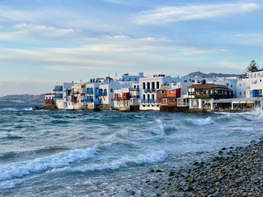 Στα δίχτυα της ΑΑΔΕ επιχειρηματίας με 199 αδήλωτα Airbnb στη Μύκονο