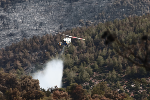 Μεγάλη φωτιά τώρα στο Αίγιο, κινδυνεύουν σπίτια