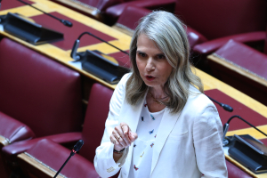 Μ. Αποστολάκη: Παρατηρητής η κυβέρνηση στο ράλι των ασφαλίστρων υγείας
