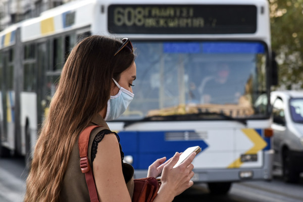 Μάσκες ακόμα και έξω ανακοινώνει η κυβέρνηση