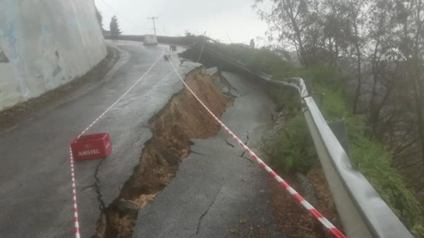 Κακοκαιρία: Προβλήματα στο Πήλιο - Άνοιξε στα δύο ο δρόμος στη Μακρυνίτσα