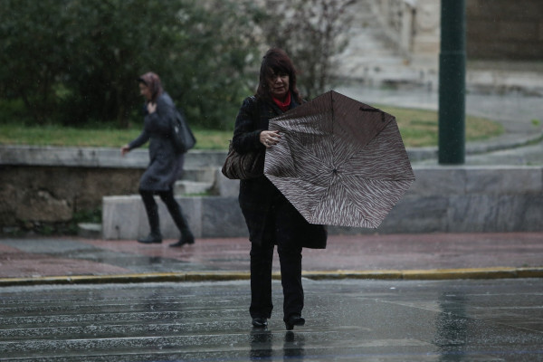 Καιρός: Κατρακυλάει από αύριο η θερμοκρασία - &#039;Ερχονται καταιγίδες και ισχυροί άνεμοι