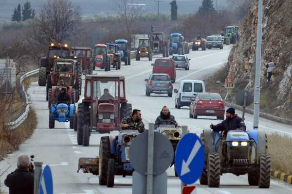 Νέα μπλόκα αγροτών: Άρχισαν οι κινητοποιήσεις - Δίωροι αποκλεισμοί Εθνικών Οδών