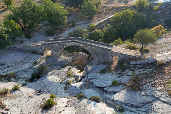 Εναλλακτικές διακοπές στο Πωγώνι Ηπείρου - Το γεφύρι του καταρράκτη και οι καρβουνιάρηδες