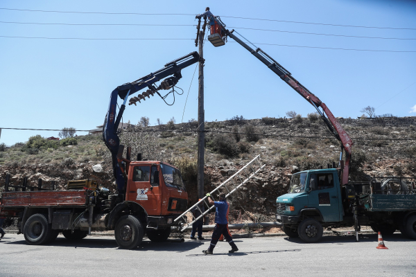 ΔΕΔΔΗΕ: Τι πρέπει να κάνουν όσοι δεν έχουν ρεύμα από τις φωτιές σε Πεντέλη και Μέγαρα