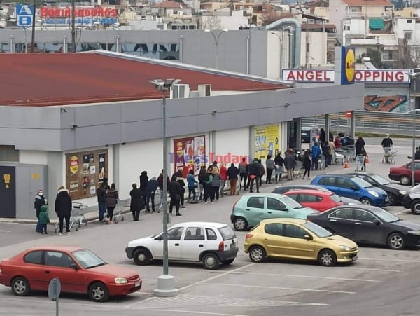 Ατελείωτες ουρές έξω από σούπερ μάρκετ της Θεσσαλονίκης (pic)