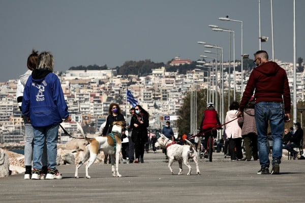 Στη δίνη του κορονοϊού η Αττική, με 1.350 νέα κρούσματα σήμερα