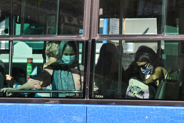 Πετάμε τις μάσκες και στους εσωτερικούς χώρους την Τετάρτη, πού παραμένει η υποχρεωτικότητα