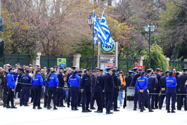 Με τα βλέμματα στραμμένα στους επισήμους των παρελάσεων η Αστυνομία!